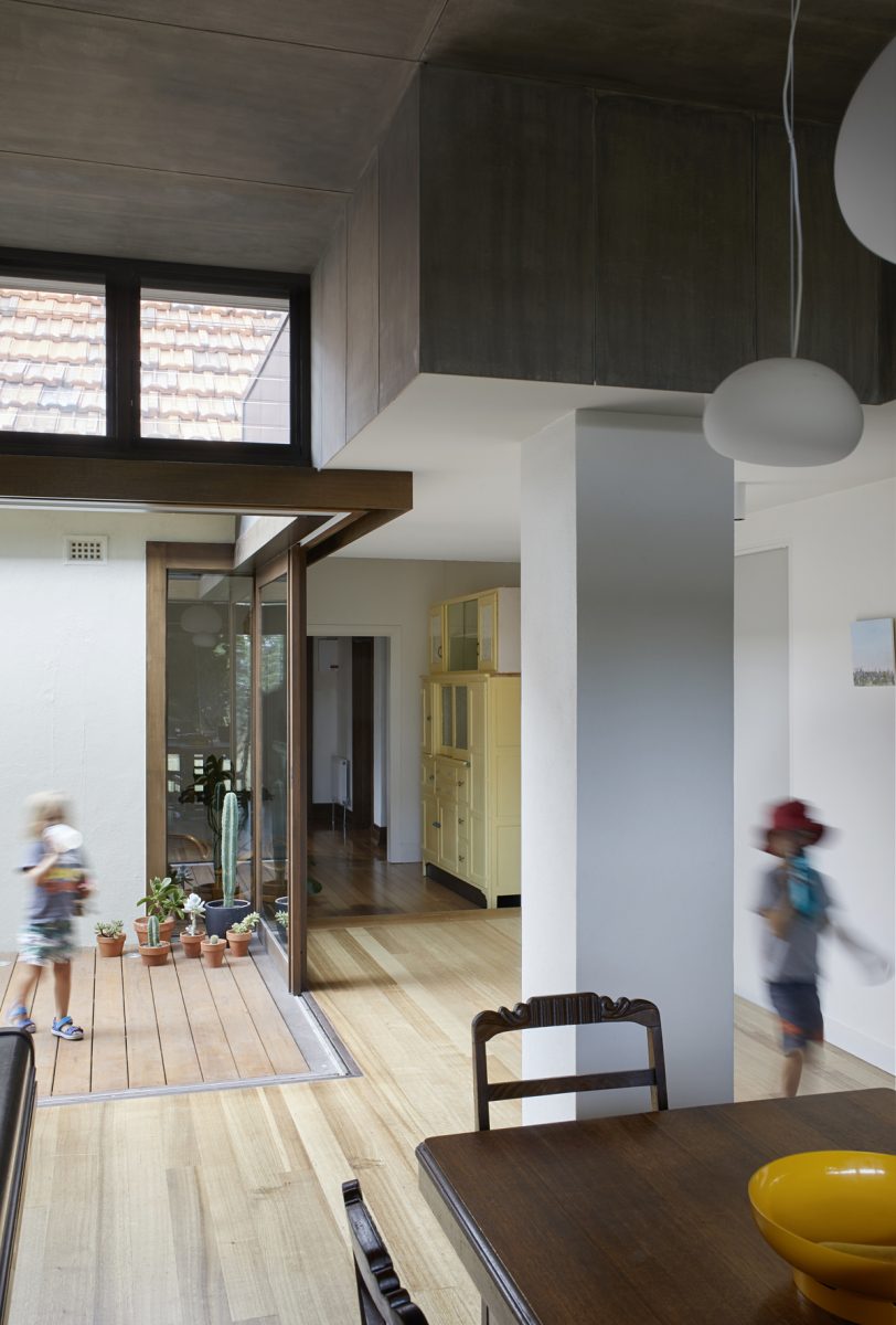 courtyard-deck-house-hampton-zga-studio-0bb3c143