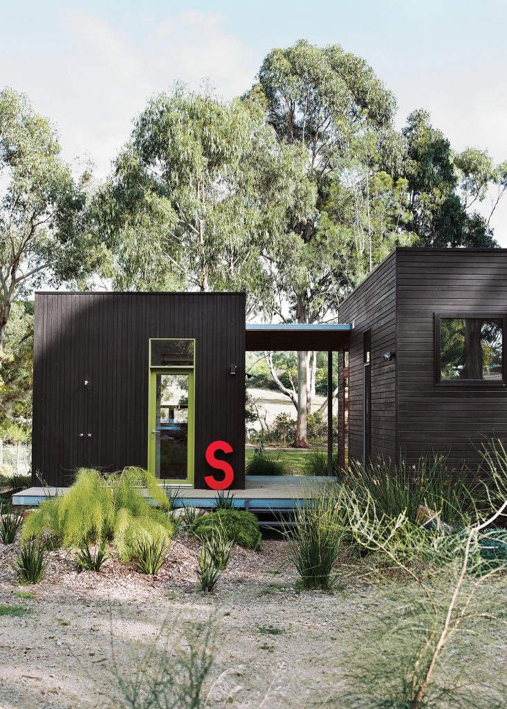 10 Coastal Prefabs that Bring Modular Housing to the Beach